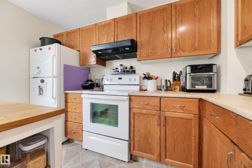 423 Kirkpatrick Crescent Nw, Edmonton, AB - Indoor Photo Showing Kitchen