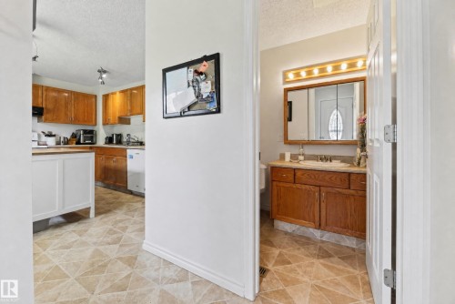 423 Kirkpatrick Crescent Nw, Edmonton, AB - Indoor Photo Showing Kitchen