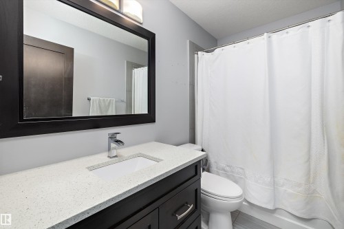 7656 182 Avenue Nw, Edmonton, AB - Indoor Photo Showing Bathroom