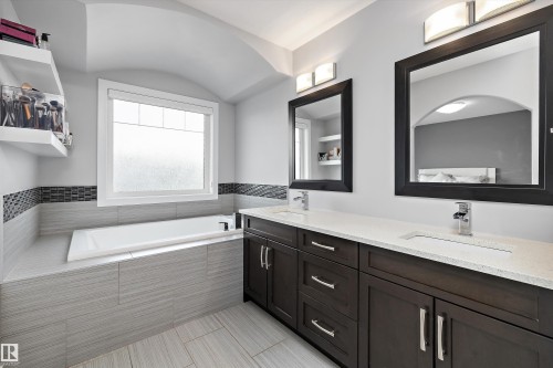 7656 182 Avenue Nw, Edmonton, AB - Indoor Photo Showing Bathroom