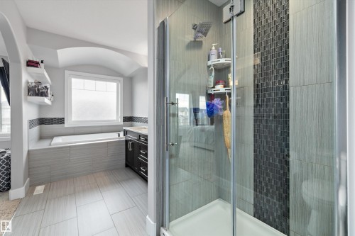 7656 182 Avenue Nw, Edmonton, AB - Indoor Photo Showing Bathroom
