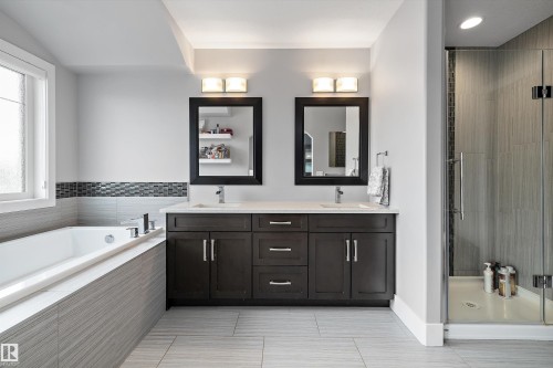7656 182 Avenue Nw, Edmonton, AB - Indoor Photo Showing Bathroom