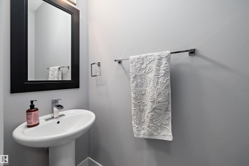 7656 182 Avenue Nw, Edmonton, AB - Indoor Photo Showing Bathroom