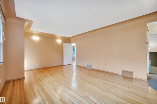 11446 75 Avenue Nw, Edmonton, AB - Indoor Photo Showing Other Room