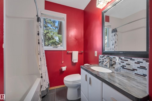 11446 75 Avenue Nw, Edmonton, AB - Indoor Photo Showing Bathroom