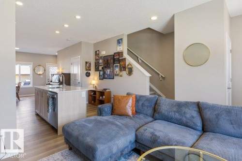 7056 181 Avenue Nw, Edmonton, AB - Indoor Photo Showing Living Room