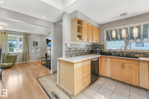 5914 91 Avenue Nw, Edmonton, AB - Indoor Photo Showing Kitchen