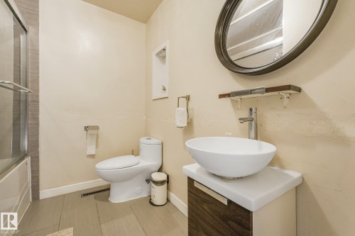 5914 91 Avenue Nw, Edmonton, AB - Indoor Photo Showing Bathroom