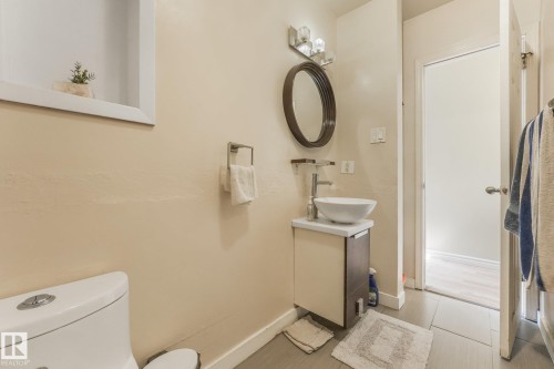 5914 91 Avenue Nw, Edmonton, AB - Indoor Photo Showing Bathroom