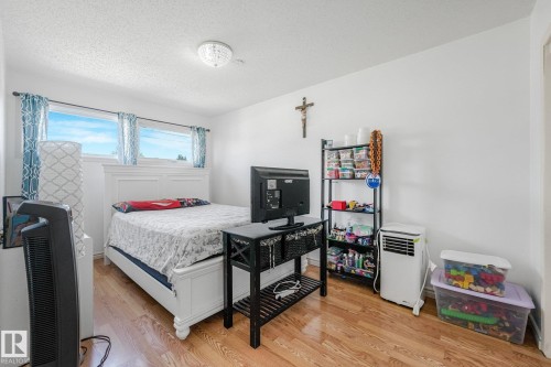 5914 91 Avenue Nw, Edmonton, AB - Indoor Photo Showing Bedroom