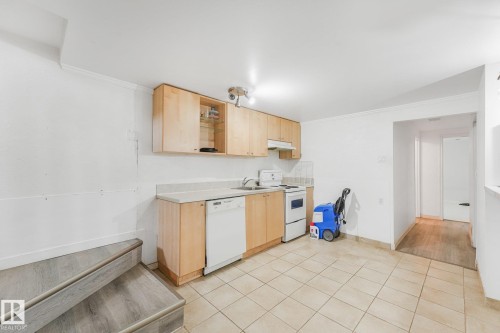 5914 91 Avenue Nw, Edmonton, AB - Indoor Photo Showing Kitchen