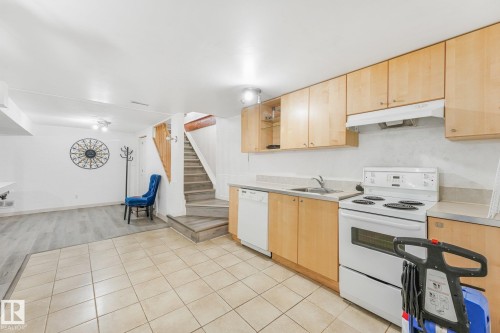 5914 91 Avenue Nw, Edmonton, AB - Indoor Photo Showing Kitchen