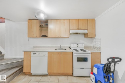 5914 91 Avenue Nw, Edmonton, AB - Indoor Photo Showing Kitchen