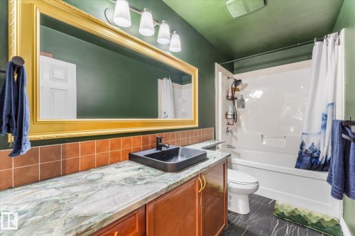 10810 54 Avenue Nw, Edmonton, AB - Indoor Photo Showing Bathroom