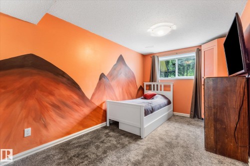 10810 54 Avenue Nw, Edmonton, AB - Indoor Photo Showing Bedroom