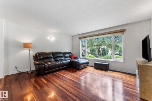 10810 54 Avenue Nw, Edmonton, AB - Indoor Photo Showing Living Room