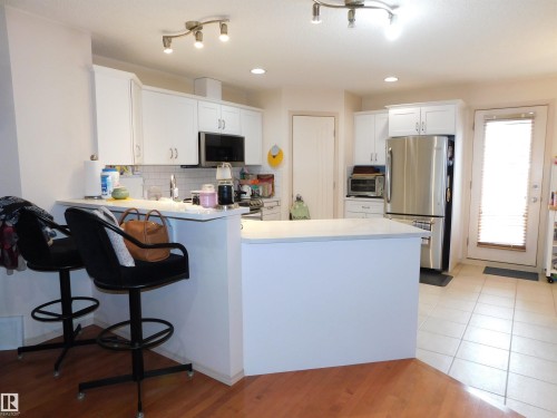 #9 303 Leger Wy Nw, Edmonton, AB - Indoor Photo Showing Kitchen
