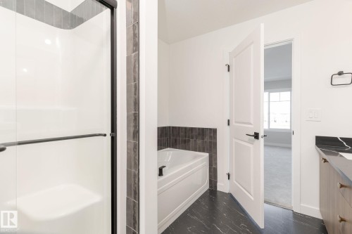 8287 Kiriak Loop Sw, Edmonton, AB - Indoor Photo Showing Bathroom