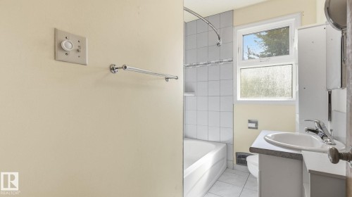 11415 106 Street Nw, Edmonton, AB - Indoor Photo Showing Bathroom
