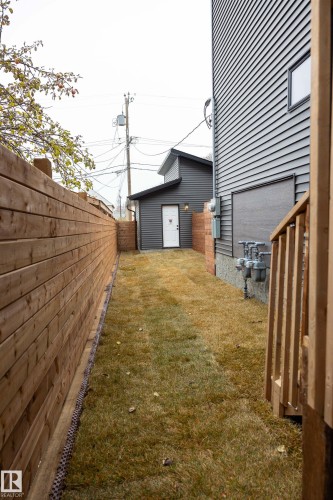 Expansive grass area bordered by a wood privacy fence - 9632 #1 And #2 110 Ave Nw, Edmonton, AB - Outdoor