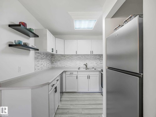 #104 10148 118 St Nw, Edmonton, AB - Indoor Photo Showing Kitchen