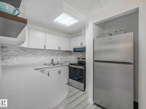 #104 10148 118 St Nw, Edmonton, AB - Indoor Photo Showing Kitchen