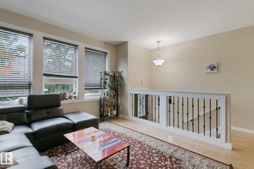 10416 69 Avenue Nw, Edmonton, AB - Indoor Photo Showing Living Room