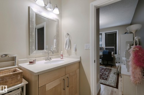 10416 69 Avenue Nw, Edmonton, AB - Indoor Photo Showing Bathroom
