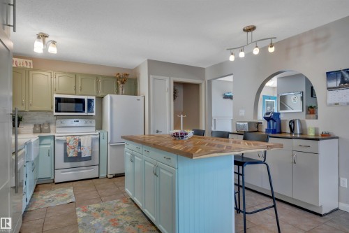 5002 57 Avenue, Leduc, AB - Indoor Photo Showing Kitchen