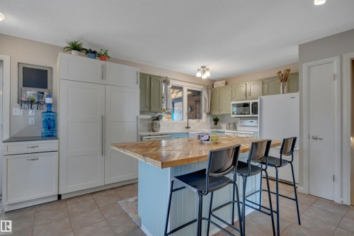 5002 57 Avenue, Leduc, AB - Indoor Photo Showing Kitchen