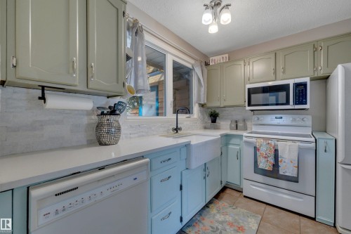 5002 57 Avenue, Leduc, AB - Indoor Photo Showing Kitchen