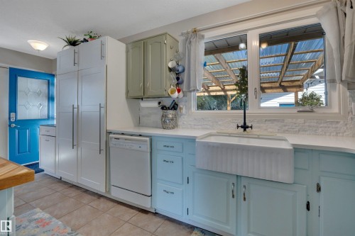5002 57 Avenue, Leduc, AB - Indoor Photo Showing Kitchen
