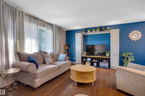 5002 57 Avenue, Leduc, AB - Indoor Photo Showing Living Room