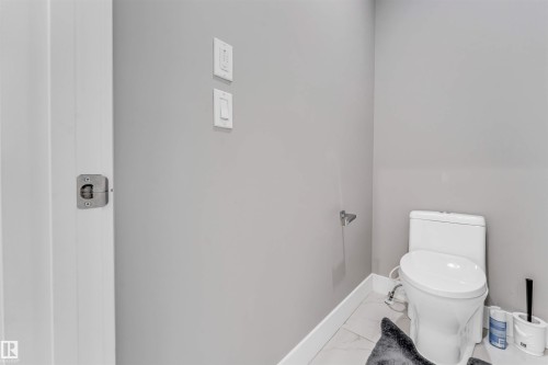 704 172 St Sw, Edmonton, AB - Indoor Photo Showing Bathroom