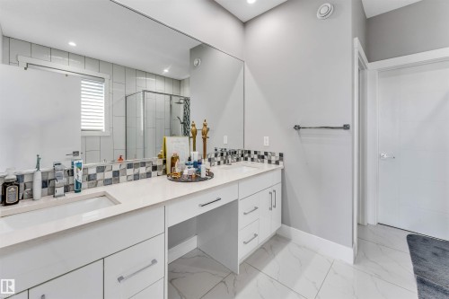 704 172 St Sw, Edmonton, AB - Indoor Photo Showing Bathroom