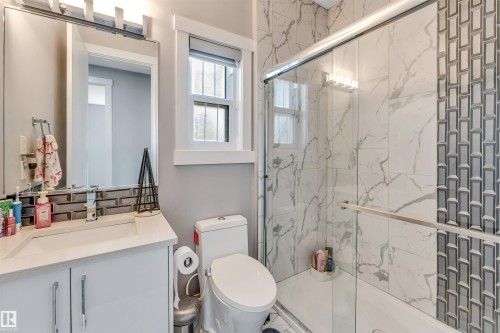 704 172 St Sw, Edmonton, AB - Indoor Photo Showing Bathroom