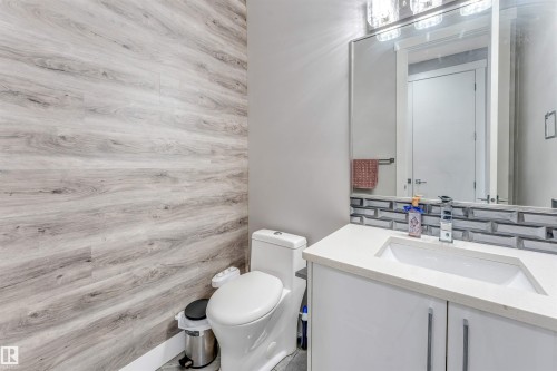 704 172 St Sw, Edmonton, AB - Indoor Photo Showing Bathroom