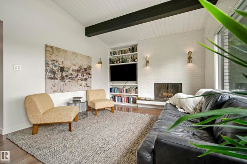 7008 91 Avenue Nw, Edmonton, AB - Indoor Photo Showing Living Room