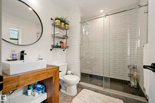 7008 91 Avenue Nw, Edmonton, AB - Indoor Photo Showing Bathroom