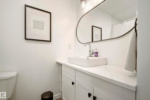 7008 91 Avenue Nw, Edmonton, AB - Indoor Photo Showing Bathroom