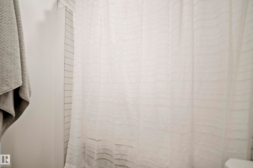 7008 91 Avenue Nw, Edmonton, AB - Indoor Photo Showing Bathroom