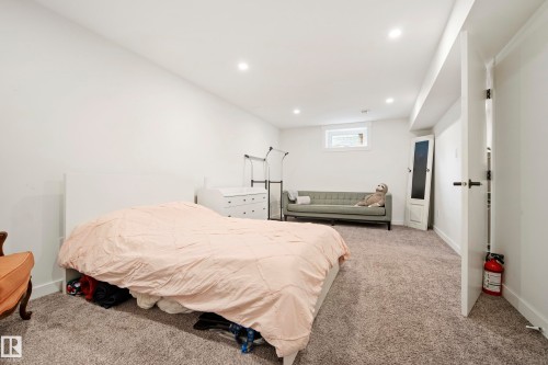 7008 91 Avenue Nw, Edmonton, AB - Indoor Photo Showing Bedroom