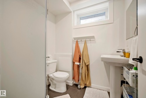 7008 91 Avenue Nw, Edmonton, AB - Indoor Photo Showing Bathroom
