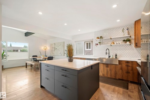 7008 91 Avenue Nw, Edmonton, AB - Indoor Photo Showing Kitchen With Upgraded Kitchen