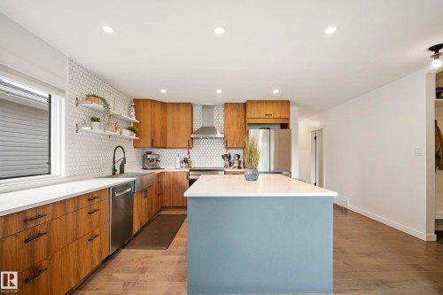 7008 91 Avenue Nw, Edmonton, AB - Indoor Photo Showing Kitchen With Stainless Steel Kitchen With Upgraded Kitchen
