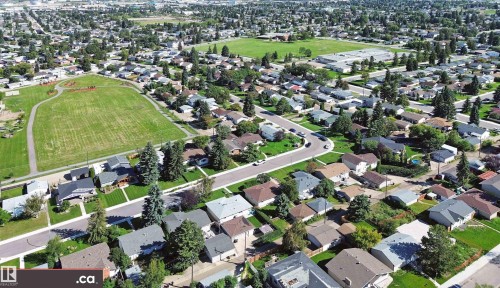Expansive neighborhood featuring numerous residential properties and a large green space - 9531 74 Street Nw, Edmonton, AB - Outdoor With View