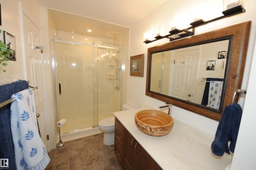 10219 155 Avenue Nw, Edmonton, AB - Indoor Photo Showing Bathroom
