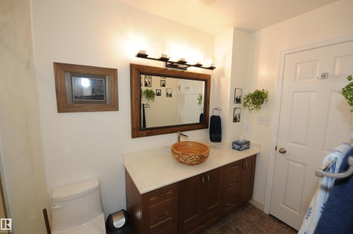 10219 155 Avenue Nw, Edmonton, AB - Indoor Photo Showing Bathroom