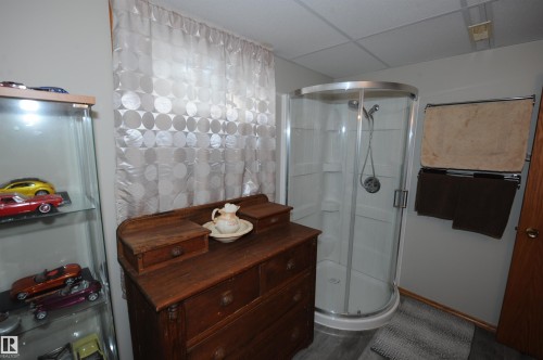 10219 155 Avenue Nw, Edmonton, AB - Indoor Photo Showing Bathroom
