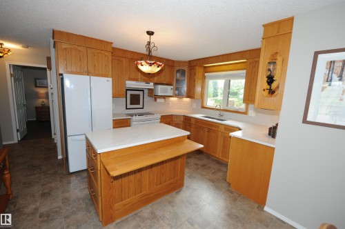 10219 155 Avenue Nw, Edmonton, AB - Indoor Photo Showing Kitchen